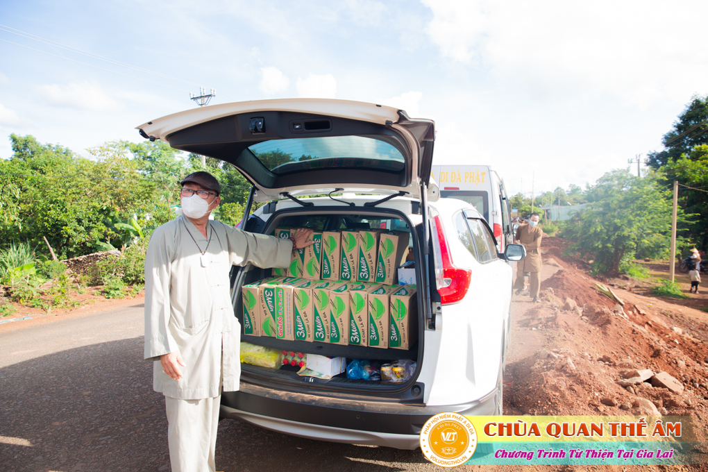 hinh-anh-tang-qua-cho-benh-nhan-phong-tai-tinh-gia-lai-ngay-03-05-06-2022-phan-4-chua-quan-the-am-duc-trong-lam-dong-4.jpg