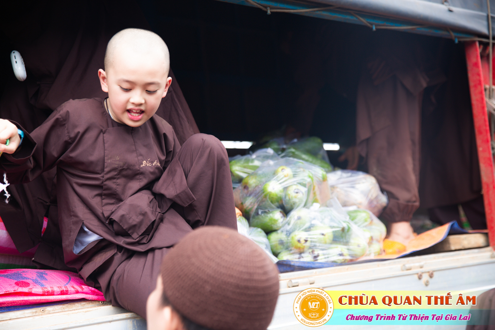 hinh-anh-tang-qua-cho-benh-nhan-phong-tai-tinh-gia-lai-ngay-03-05-06-2022-phan-4-chua-quan-the-am-duc-trong-lam-dong-40.jpg