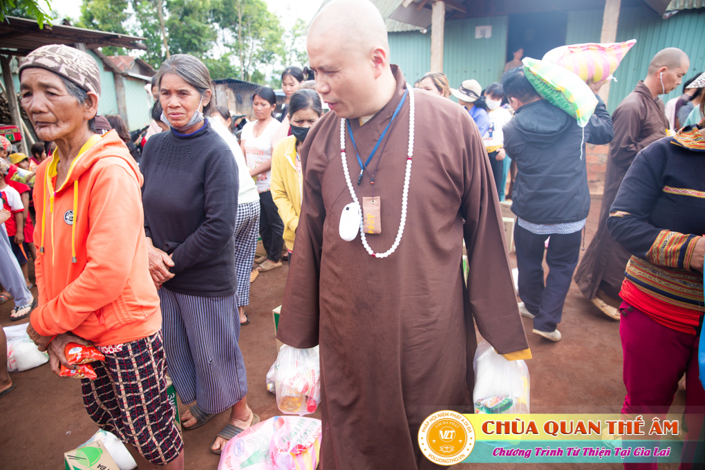 hinh-anh-tang-qua-cho-benh-nhan-phong-tai-tinh-gia-lai-ngay-03-05-06-2022-phan-4-chua-quan-the-am-duc-trong-lam-dong-41.jpg