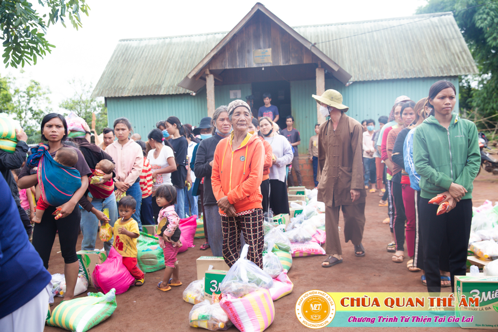 hinh-anh-tang-qua-cho-benh-nhan-phong-tai-tinh-gia-lai-ngay-03-05-06-2022-phan-4-chua-quan-the-am-duc-trong-lam-dong-43.jpg