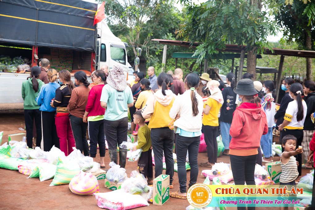 hinh-anh-tang-qua-cho-benh-nhan-phong-tai-tinh-gia-lai-ngay-03-05-06-2022-phan-4-chua-quan-the-am-duc-trong-lam-dong-44.jpg