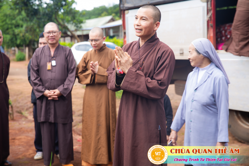 hinh-anh-tang-qua-cho-benh-nhan-phong-tai-tinh-gia-lai-ngay-03-05-06-2022-phan-4-chua-quan-the-am-duc-trong-lam-dong-45.jpg