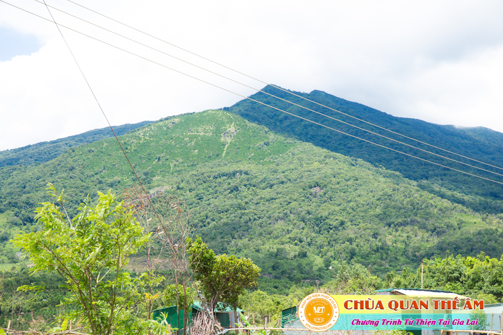 hinh-anh-tang-qua-cho-benh-nhan-phong-tai-tinh-gia-lai-ngay-03-05-06-2022-phan-4-chua-quan-the-am-duc-trong-lam-dong-46.jpg