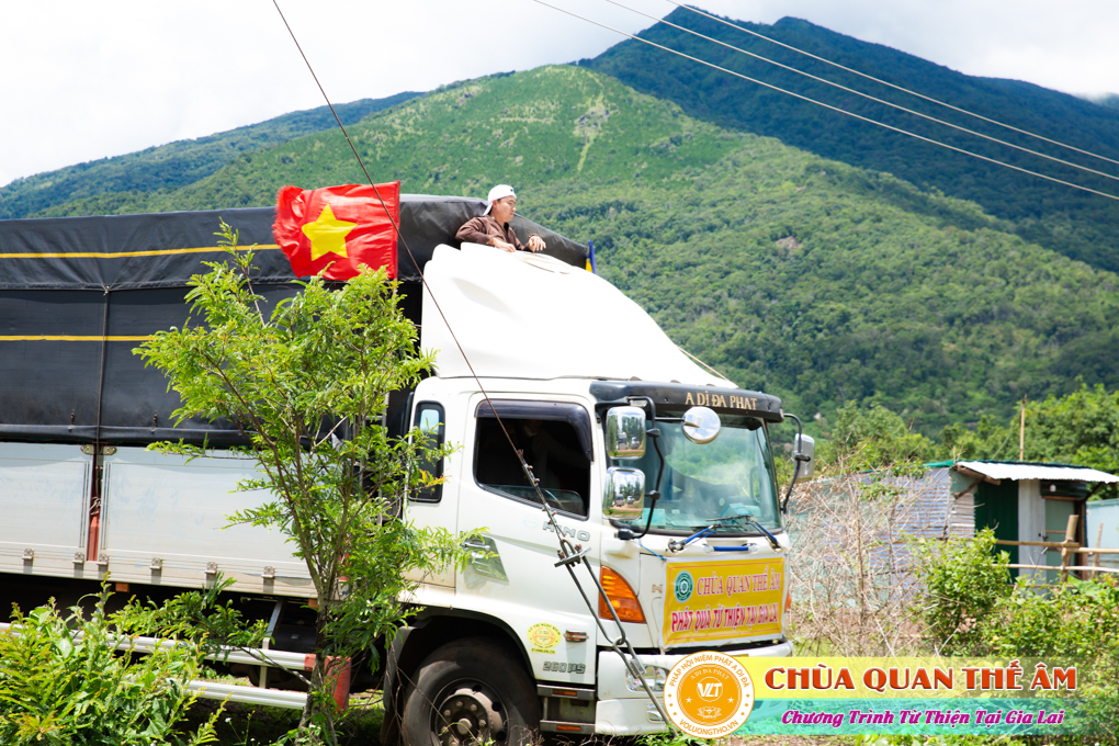 hinh-anh-tang-qua-cho-benh-nhan-phong-tai-tinh-gia-lai-ngay-03-05-06-2022-phan-4-chua-quan-the-am-duc-trong-lam-dong-47.jpg