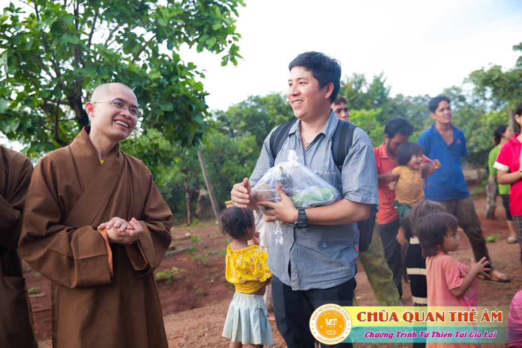 hinh-anh-tang-qua-cho-benh-nhan-phong-tai-tinh-gia-lai-ngay-03-05-06-2022-phan-4-chua-quan-the-am-duc-trong-lam-dong-5.jpg
