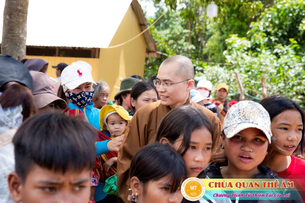 hinh-anh-tang-qua-cho-benh-nhan-phong-tai-tinh-gia-lai-ngay-03-05-06-2022-phan-4-chua-quan-the-am-duc-trong-lam-dong-50.jpg