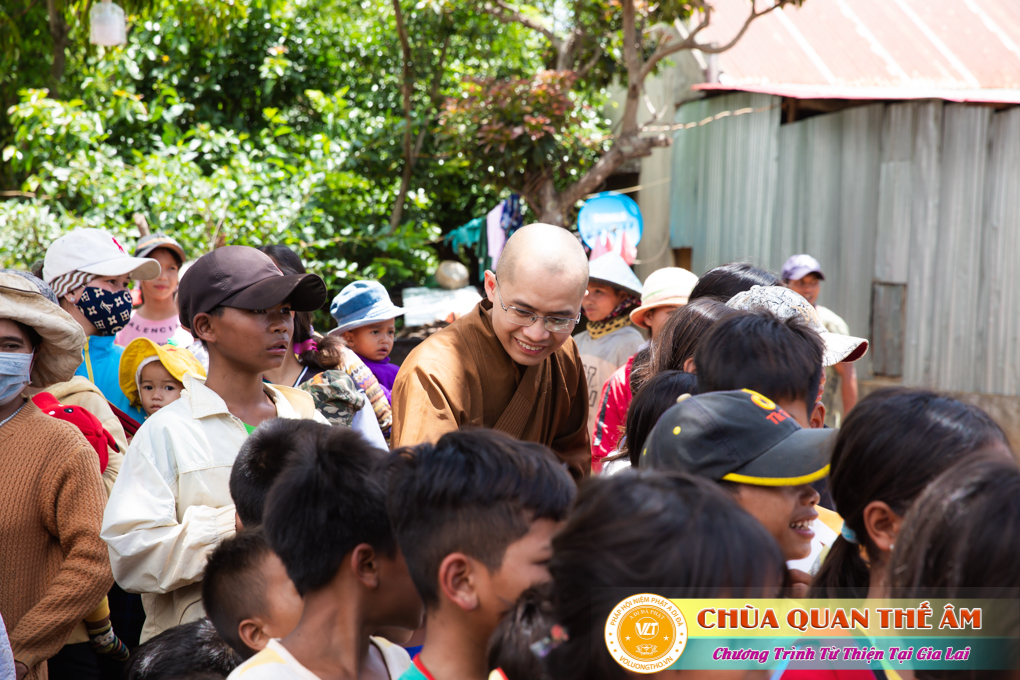hinh-anh-tang-qua-cho-benh-nhan-phong-tai-tinh-gia-lai-ngay-03-05-06-2022-phan-4-chua-quan-the-am-duc-trong-lam-dong-51.jpg