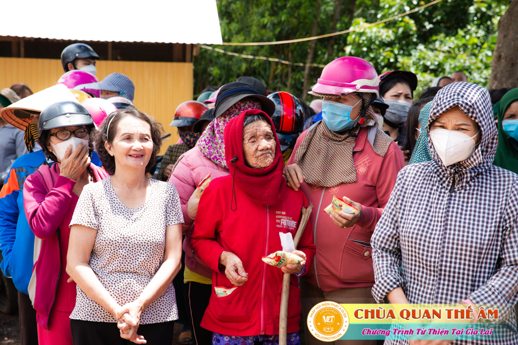 hinh-anh-tang-qua-cho-benh-nhan-phong-tai-tinh-gia-lai-ngay-03-05-06-2022-phan-4-chua-quan-the-am-duc-trong-lam-dong-52.jpg
