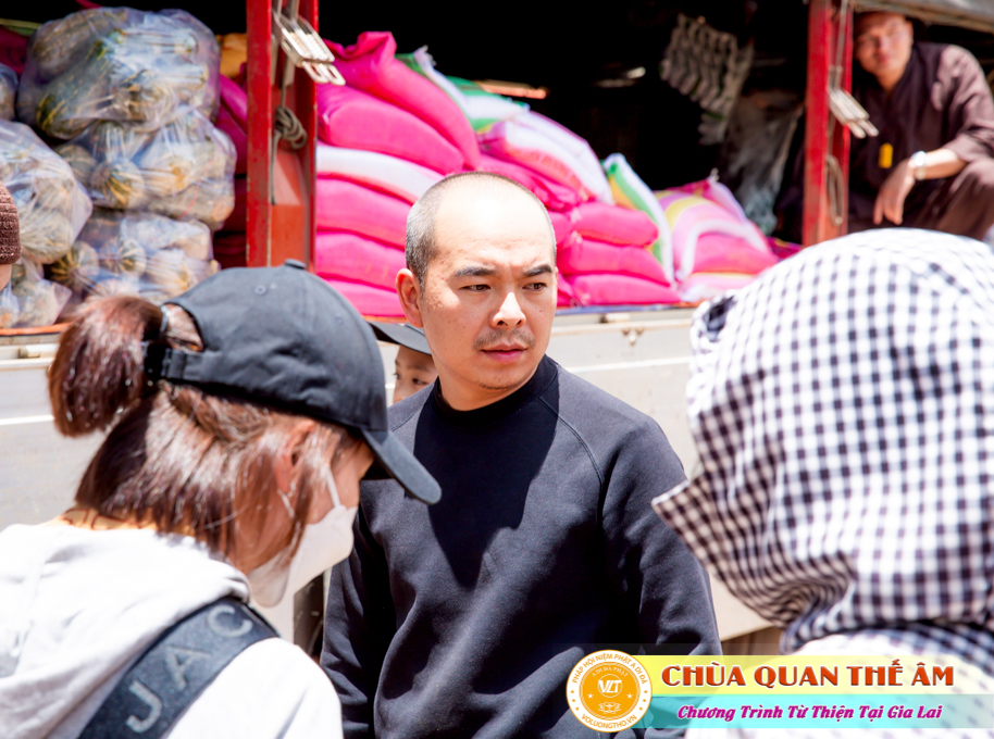 hinh-anh-tang-qua-cho-benh-nhan-phong-tai-tinh-gia-lai-ngay-03-05-06-2022-phan-4-chua-quan-the-am-duc-trong-lam-dong-53.jpg