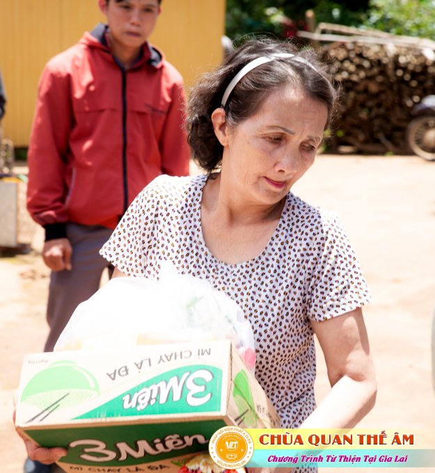 hinh-anh-tang-qua-cho-benh-nhan-phong-tai-tinh-gia-lai-ngay-03-05-06-2022-phan-4-chua-quan-the-am-duc-trong-lam-dong-54.jpg