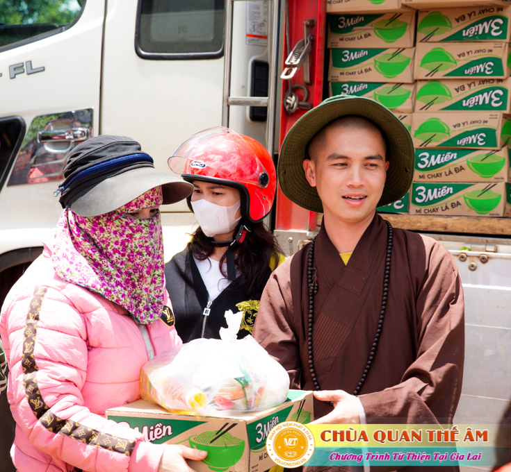 hinh-anh-tang-qua-cho-benh-nhan-phong-tai-tinh-gia-lai-ngay-03-05-06-2022-phan-4-chua-quan-the-am-duc-trong-lam-dong-56.jpg