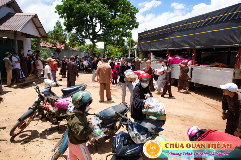 hinh-anh-tang-qua-cho-benh-nhan-phong-tai-tinh-gia-lai-ngay-03-05-06-2022-phan-4-chua-quan-the-am-duc-trong-lam-dong-58.jpg