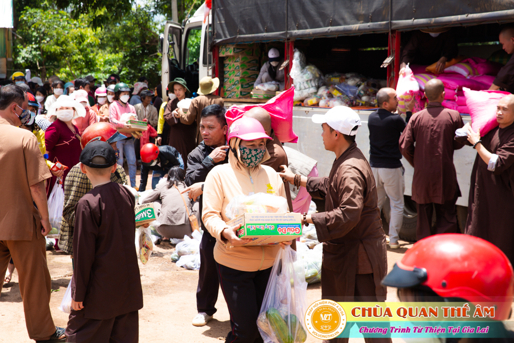 hinh-anh-tang-qua-cho-benh-nhan-phong-tai-tinh-gia-lai-ngay-03-05-06-2022-phan-4-chua-quan-the-am-duc-trong-lam-dong-59.jpg