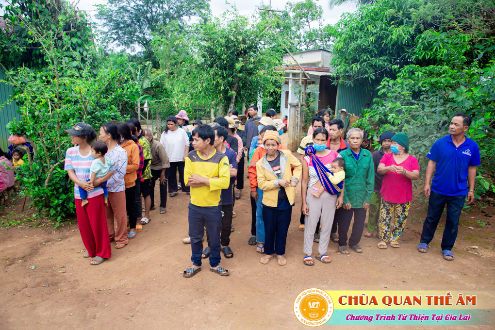 hinh-anh-tang-qua-cho-benh-nhan-phong-tai-tinh-gia-lai-ngay-03-05-06-2022-phan-4-chua-quan-the-am-duc-trong-lam-dong-6.jpg