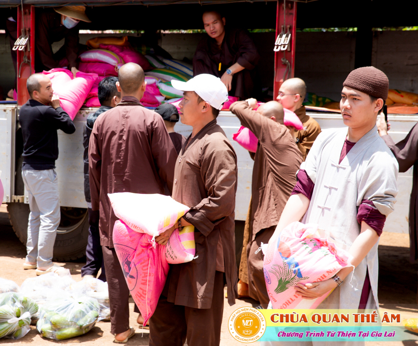 hinh-anh-tang-qua-cho-benh-nhan-phong-tai-tinh-gia-lai-ngay-03-05-06-2022-phan-4-chua-quan-the-am-duc-trong-lam-dong-61.jpg
