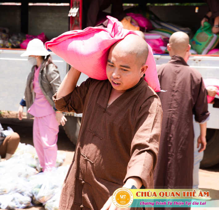 hinh-anh-tang-qua-cho-benh-nhan-phong-tai-tinh-gia-lai-ngay-03-05-06-2022-phan-4-chua-quan-the-am-duc-trong-lam-dong-62.jpg