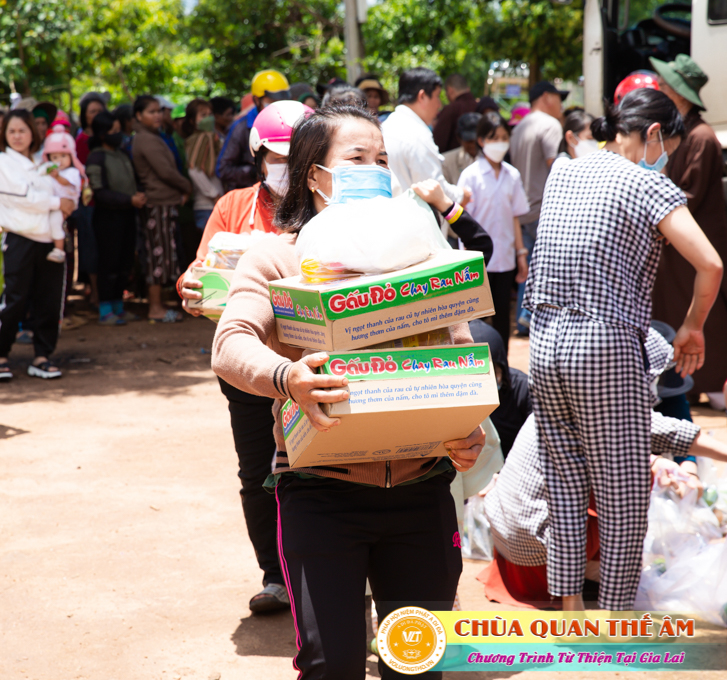 hinh-anh-tang-qua-cho-benh-nhan-phong-tai-tinh-gia-lai-ngay-03-05-06-2022-phan-4-chua-quan-the-am-duc-trong-lam-dong-63.jpg