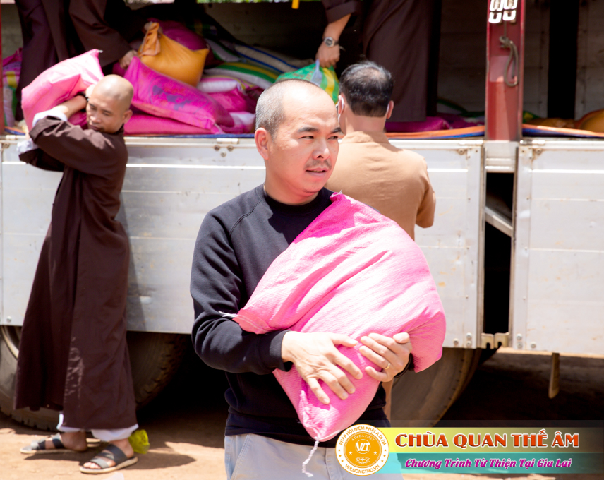 hinh-anh-tang-qua-cho-benh-nhan-phong-tai-tinh-gia-lai-ngay-03-05-06-2022-phan-4-chua-quan-the-am-duc-trong-lam-dong-64.jpg