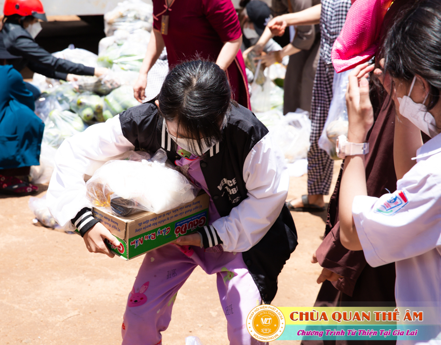 hinh-anh-tang-qua-cho-benh-nhan-phong-tai-tinh-gia-lai-ngay-03-05-06-2022-phan-4-chua-quan-the-am-duc-trong-lam-dong-66.jpg