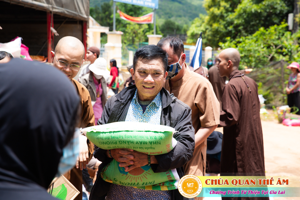 hinh-anh-tang-qua-cho-benh-nhan-phong-tai-tinh-gia-lai-ngay-03-05-06-2022-phan-4-chua-quan-the-am-duc-trong-lam-dong-67.jpg