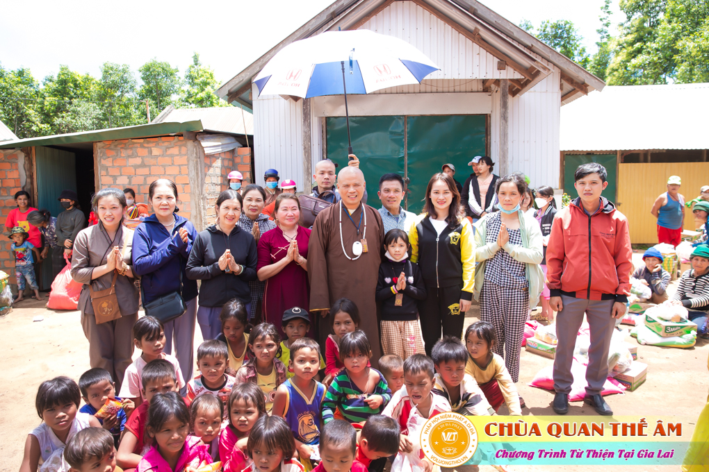 hinh-anh-tang-qua-cho-benh-nhan-phong-tai-tinh-gia-lai-ngay-03-05-06-2022-phan-4-chua-quan-the-am-duc-trong-lam-dong-71.jpg