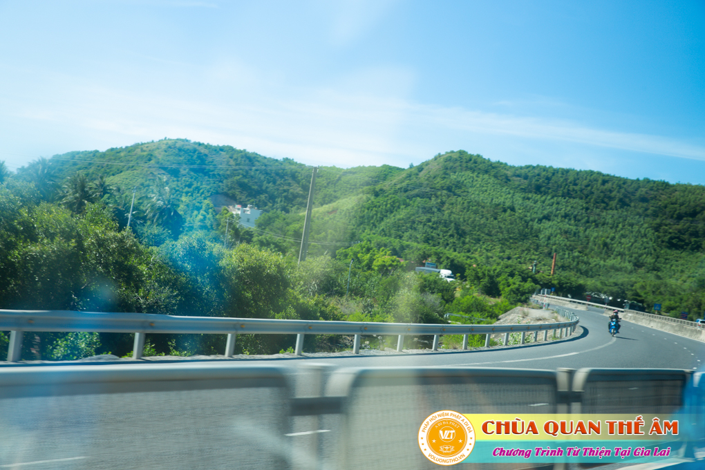 hinh-anh-tang-qua-cho-benh-nhan-phong-tai-tinh-gia-lai-ngay-03-05-06-2022-phan-4-chua-quan-the-am-duc-trong-lam-dong-74.jpg