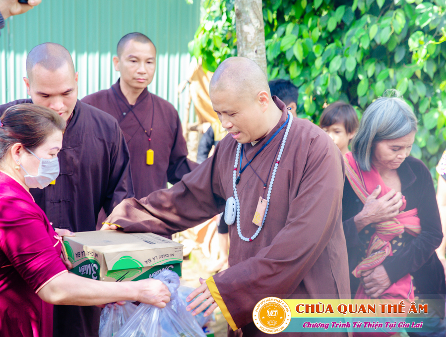 hinh-anh-tang-qua-cho-benh-nhan-phong-tai-tinh-gia-lai-ngay-03-05-06-2022-phan-4-chua-quan-the-am-duc-trong-lam-dong-75.jpg