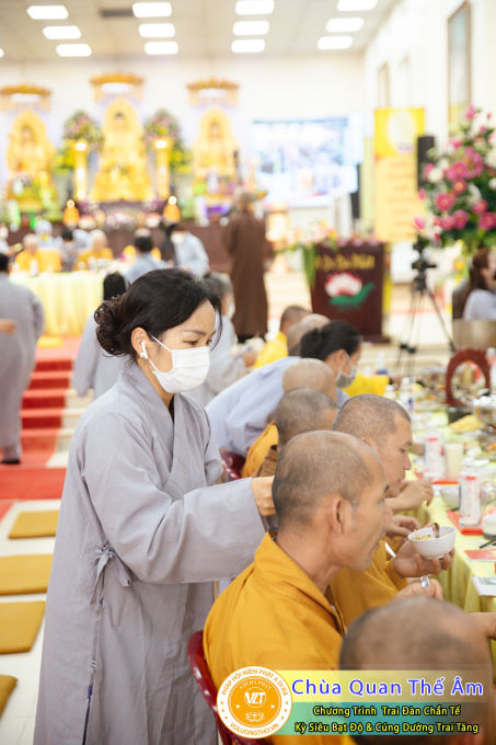 hinh-anh-trai-dan-chan-te-cung-duong-trai-tang-ngay-24-04-chua-quan-the-am-duc-trong-lam-dong-1.jpg