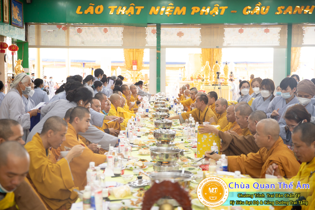hinh-anh-trai-dan-chan-te-cung-duong-trai-tang-ngay-24-04-chua-quan-the-am-duc-trong-lam-dong-10.jpg