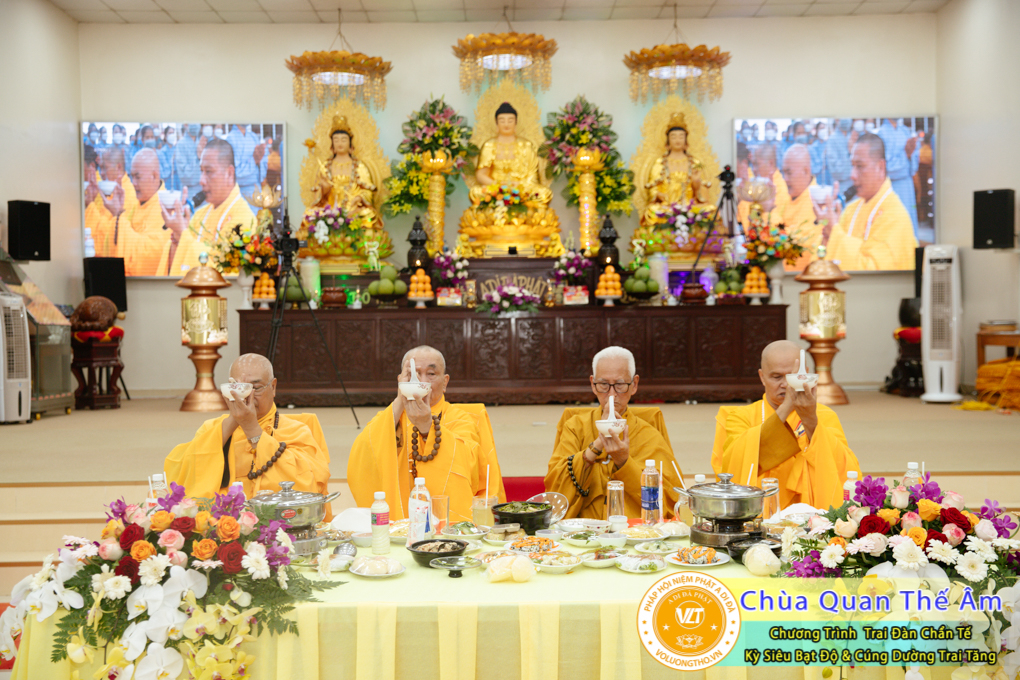 hinh-anh-trai-dan-chan-te-cung-duong-trai-tang-ngay-24-04-chua-quan-the-am-duc-trong-lam-dong-102.jpg