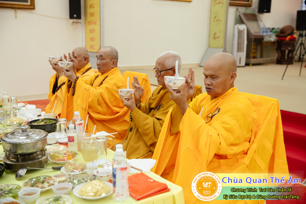 hinh-anh-trai-dan-chan-te-cung-duong-trai-tang-ngay-24-04-chua-quan-the-am-duc-trong-lam-dong-103.jpg