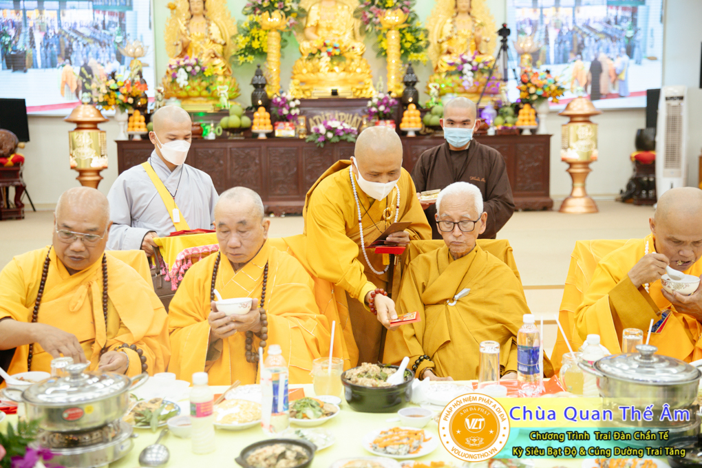 hinh-anh-trai-dan-chan-te-cung-duong-trai-tang-ngay-24-04-chua-quan-the-am-duc-trong-lam-dong-105.jpg
