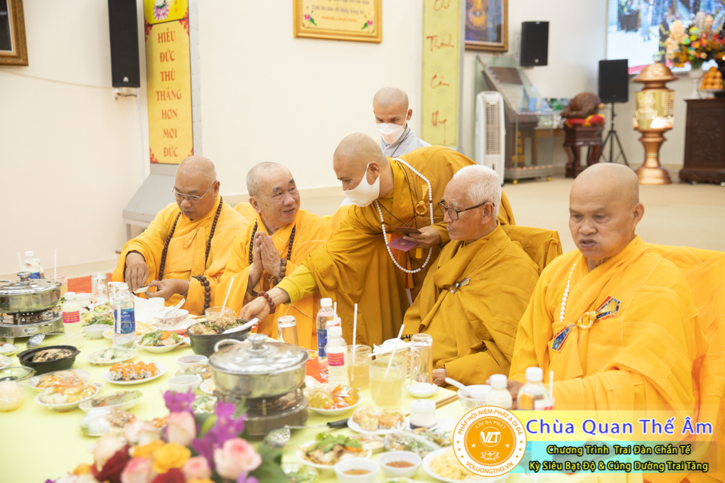 hinh-anh-trai-dan-chan-te-cung-duong-trai-tang-ngay-24-04-chua-quan-the-am-duc-trong-lam-dong-106.jpg