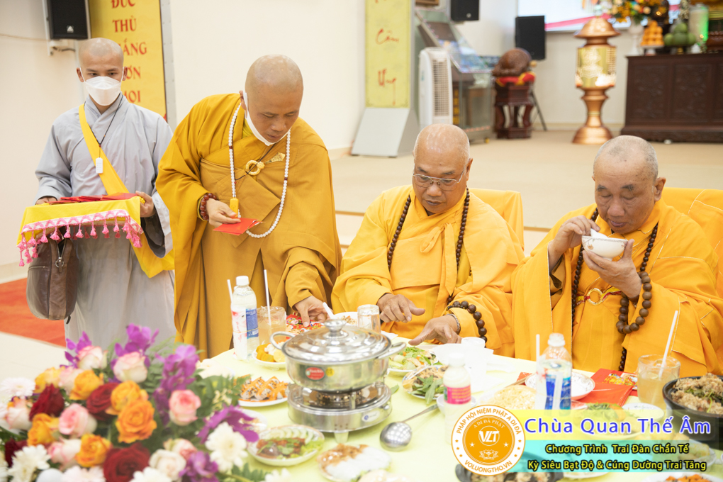 hinh-anh-trai-dan-chan-te-cung-duong-trai-tang-ngay-24-04-chua-quan-the-am-duc-trong-lam-dong-107.jpg