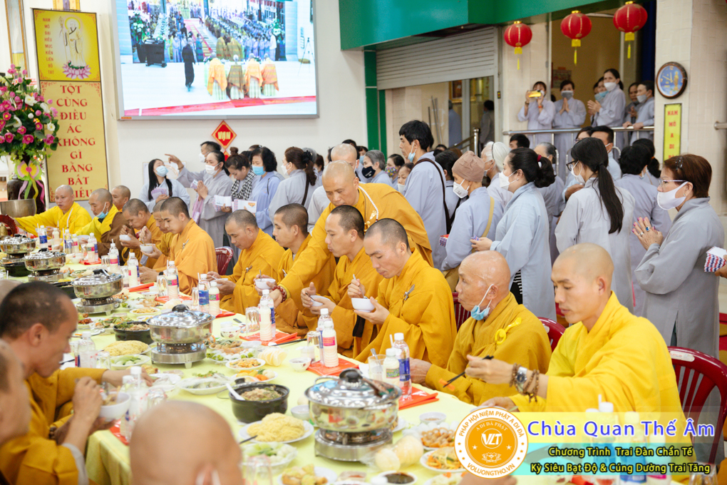 hinh-anh-trai-dan-chan-te-cung-duong-trai-tang-ngay-24-04-chua-quan-the-am-duc-trong-lam-dong-109.jpg