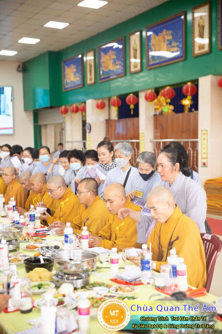 hinh-anh-trai-dan-chan-te-cung-duong-trai-tang-ngay-24-04-chua-quan-the-am-duc-trong-lam-dong-11.jpg