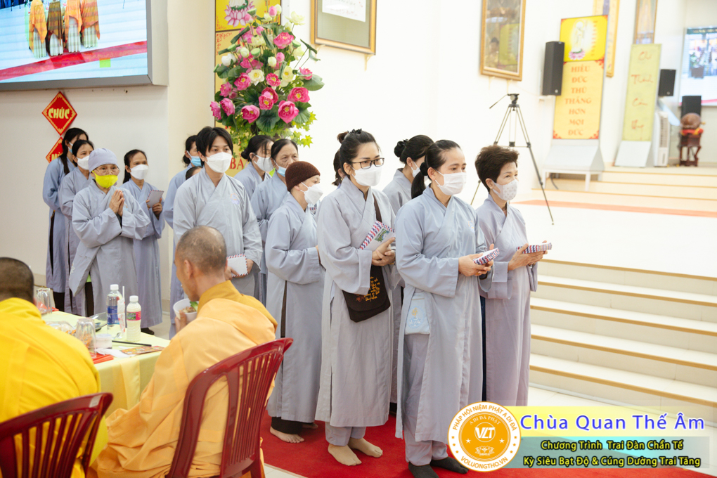 hinh-anh-trai-dan-chan-te-cung-duong-trai-tang-ngay-24-04-chua-quan-the-am-duc-trong-lam-dong-110.jpg