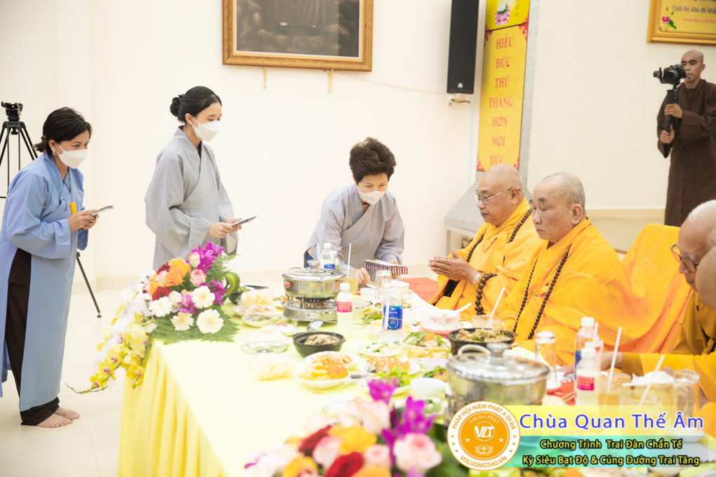 hinh-anh-trai-dan-chan-te-cung-duong-trai-tang-ngay-24-04-chua-quan-the-am-duc-trong-lam-dong-111.jpg