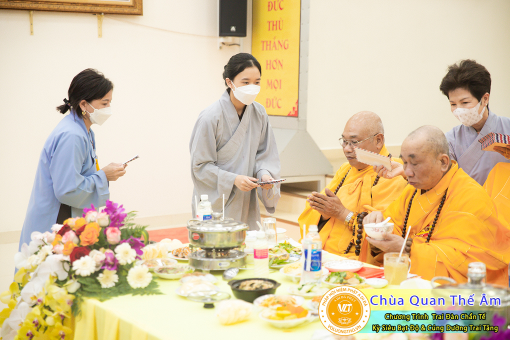hinh-anh-trai-dan-chan-te-cung-duong-trai-tang-ngay-24-04-chua-quan-the-am-duc-trong-lam-dong-112.jpg