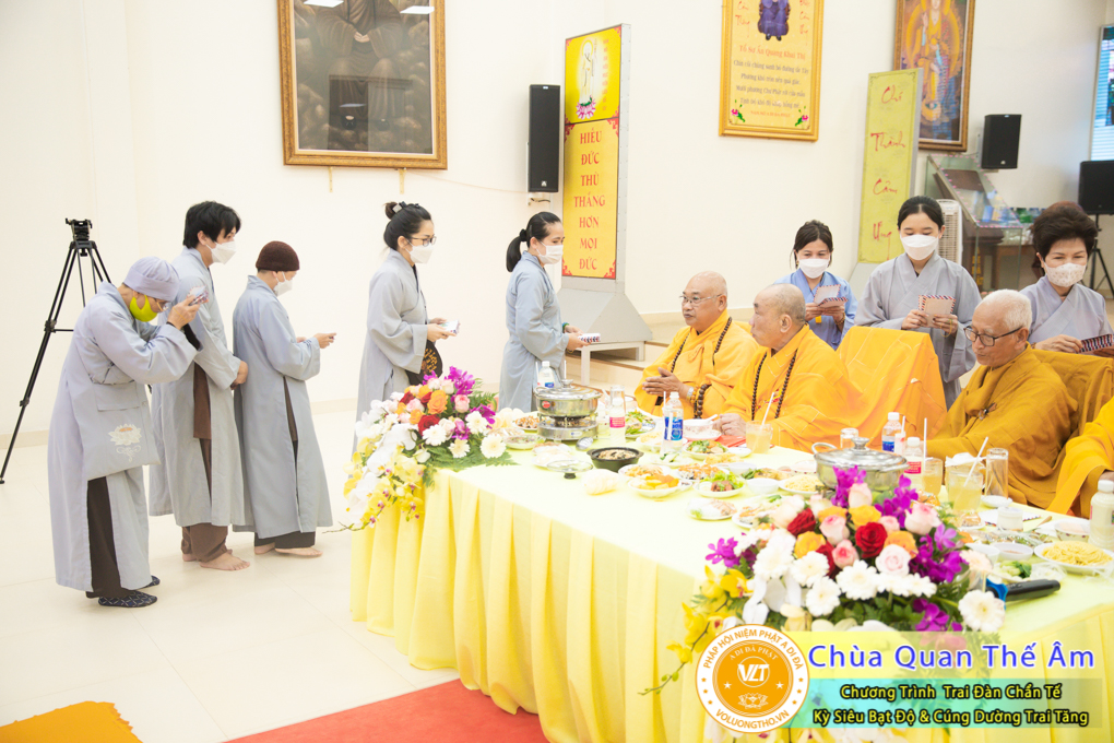 hinh-anh-trai-dan-chan-te-cung-duong-trai-tang-ngay-24-04-chua-quan-the-am-duc-trong-lam-dong-113.jpg