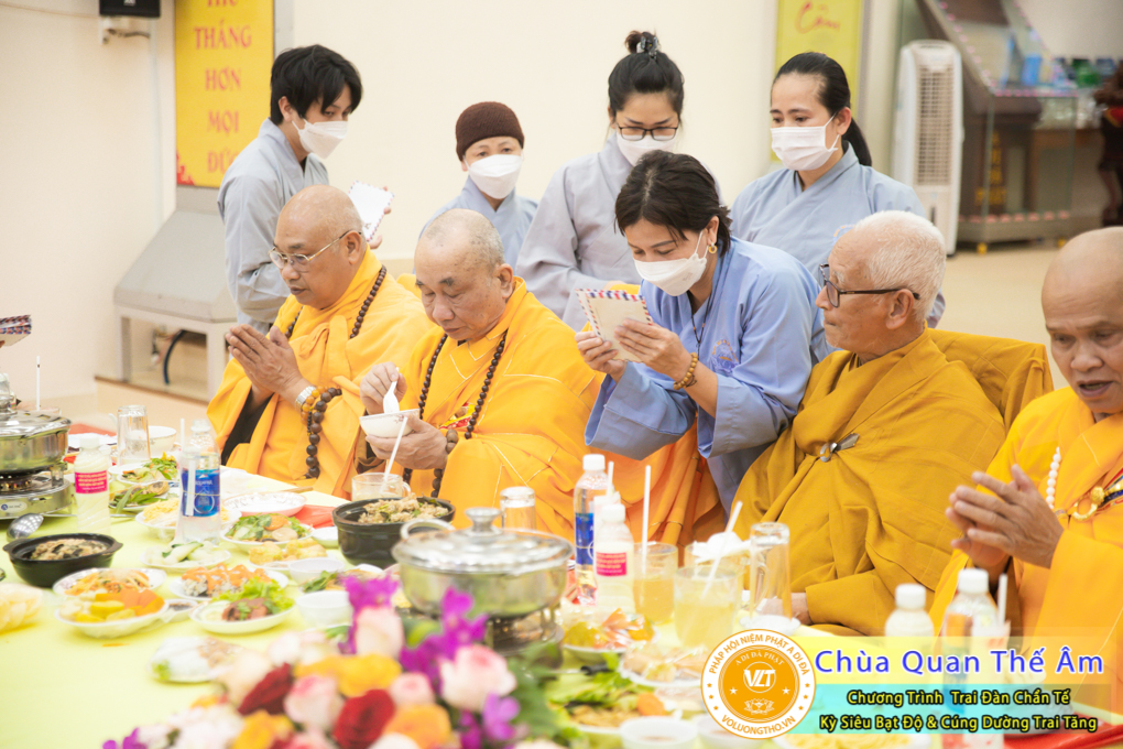 hinh-anh-trai-dan-chan-te-cung-duong-trai-tang-ngay-24-04-chua-quan-the-am-duc-trong-lam-dong-114.jpg