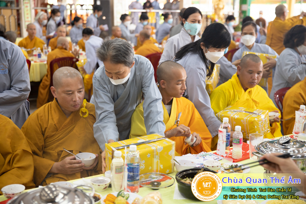 hinh-anh-trai-dan-chan-te-cung-duong-trai-tang-ngay-24-04-chua-quan-the-am-duc-trong-lam-dong-12.jpg