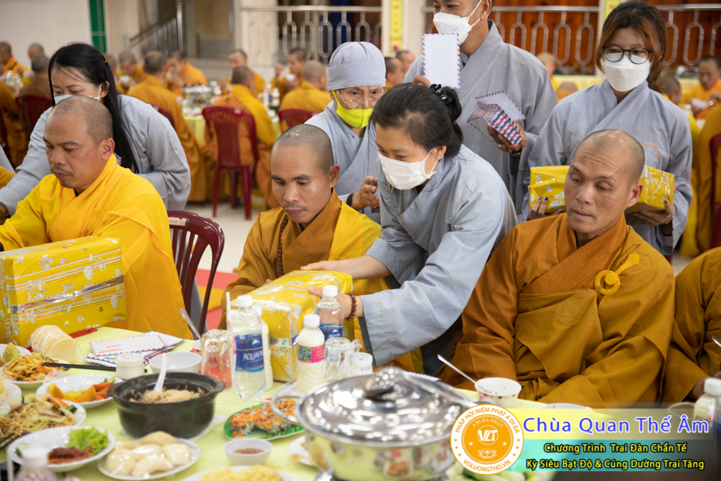 hinh-anh-trai-dan-chan-te-cung-duong-trai-tang-ngay-24-04-chua-quan-the-am-duc-trong-lam-dong-13.jpg
