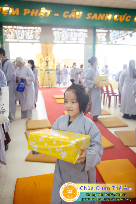 hinh-anh-trai-dan-chan-te-cung-duong-trai-tang-ngay-24-04-chua-quan-the-am-duc-trong-lam-dong-14.jpg