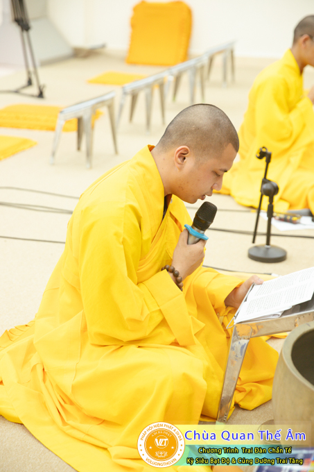 hinh-anh-trai-dan-chan-te-cung-duong-trai-tang-ngay-24-04-chua-quan-the-am-duc-trong-lam-dong-15.jpg