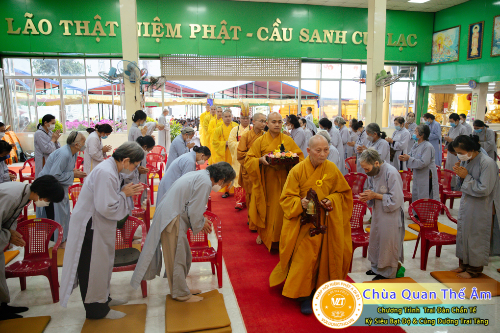 hinh-anh-trai-dan-chan-te-cung-duong-trai-tang-ngay-24-04-chua-quan-the-am-duc-trong-lam-dong-18.jpg