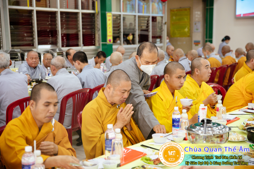 hinh-anh-trai-dan-chan-te-cung-duong-trai-tang-ngay-24-04-chua-quan-the-am-duc-trong-lam-dong-2.jpg