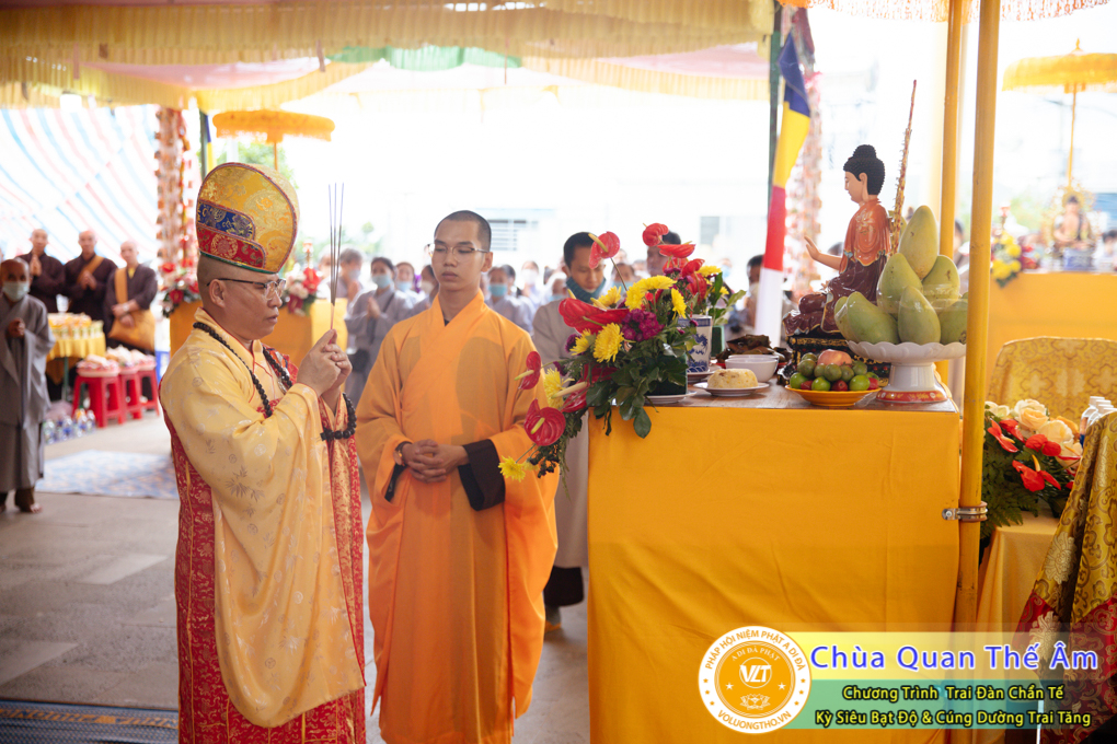 hinh-anh-trai-dan-chan-te-cung-duong-trai-tang-ngay-24-04-chua-quan-the-am-duc-trong-lam-dong-20.jpg