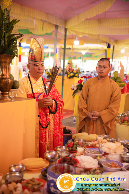 hinh-anh-trai-dan-chan-te-cung-duong-trai-tang-ngay-24-04-chua-quan-the-am-duc-trong-lam-dong-21.jpg