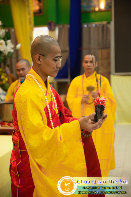 hinh-anh-trai-dan-chan-te-cung-duong-trai-tang-ngay-24-04-chua-quan-the-am-duc-trong-lam-dong-22.jpg
